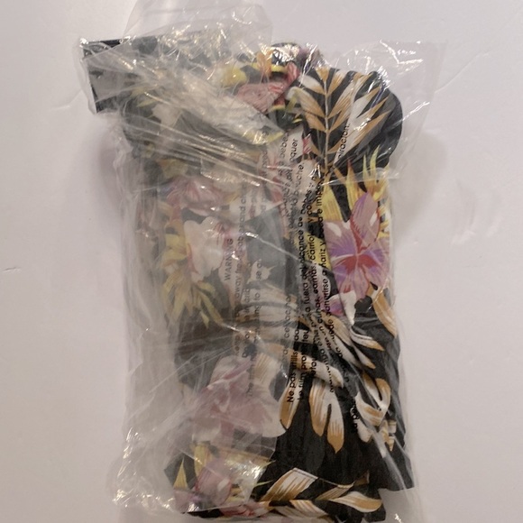 Volcom NEW Gen Wow Short Sleeve Top Black Floral Print, Size XL, NWT - Picture 7 of 8